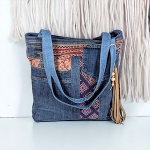 Large jeans bag in a patchwork design / Large denim shopper / sustainable handbag made of denim with ethnic charm