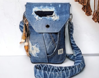 Small shabby chic jeans bag / mobile phone bag for hanging around the shoulder in patchwork design / upcycling mini jeans bag for smartphone with vintage charm