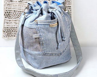 Bucket Bag aus recycelter Jeans / Jeans Beuteltasche / Handtasche aus Jeans mit Kordelzug / Upcycling Jeanstasche im Patchwork-Design