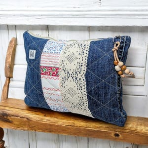 Upcycling Etui aus alter Jeans | Reißverschlusstäschchen Unikat | Patchwork Allzwecktäschchen mit Spitze |Jeansmäppchen im Dirndl-Look