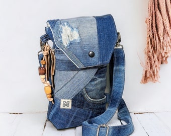 Small shabby chic jeans bag / mobile phone bag for hanging around the shoulder in patchwork design / upcycling mini jeans bag for smartphone with vintage charm