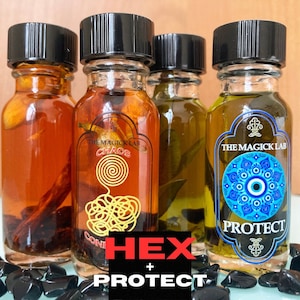 Puede incluir: Cuatro pequeñas botellas de vidrio con tapas negras llenas de líquidos de diferentes colores. Las botellas tienen etiquetas con el texto "The Magick Lab" y diferentes palabras como "Chaos", "Protect" y "Hex". Las botellas están sobre una superficie con piedras negras.