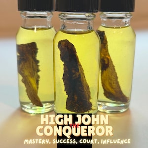 Puede incluir: Tres pequeñas botellas de vidrio llenas de líquido amarillo y un objeto orgánico marrón oscuro. Las botellas tienen tapas negras. El texto "HIGH JOHN THE CONQUEROR" está en la parte inferior, junto con "MASTERY, SUCCESS, COURT, INFLUENCE."