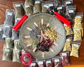Kit de hierbas para hechizos de amor que incluye cuarzo rosa, vela y hierbas comunes para el amor.