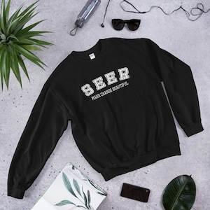Puede incluir: Sudadera negra con texto blanco que dice "SEER MAKE CHANGE BEAUTIFUL".