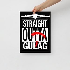 Puede incluir: Póster en blanco y negro con el texto "Straight Outta Gulag" en letras blancas en negrita. Un paracaídas rojo con una silueta blanca de una persona está en el medio del texto. Una silueta blanca de un avión está en la parte superior del póster.