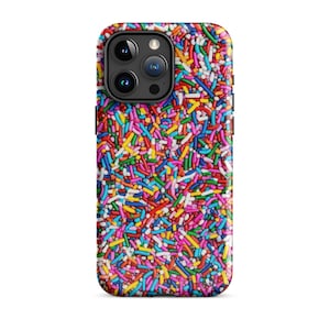 Könnte beinhalten: Eine farbenfrohe Handyhülle mit einem Sprinkles-Muster. Die Hülle ist für ein Handy mit einem Dreifach-Kamerasystem konzipiert.