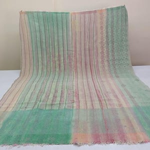 Edredón Kantha vintage blanco grueso / Colcha de algodón cosida a mano / Diseño geométrico en verde carbón desteñido / Manta bohemia única