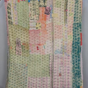 Edredón Kantha vintage, arte textil indio único, patrones cosidos a mano, decoración del hogar coleccionable y rara, reversible con parches estampados.
