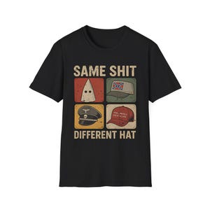 以下が含まれることがあります： 「SAME SHIT DIFFERENT HAT」の文字がプリントされた黒いTシャツ。4つの帽子の画像が上に配置されています。帽子には、白いフード、南軍旗の帽子、軍帽、「Make America Great Again」の帽子が含まれています。