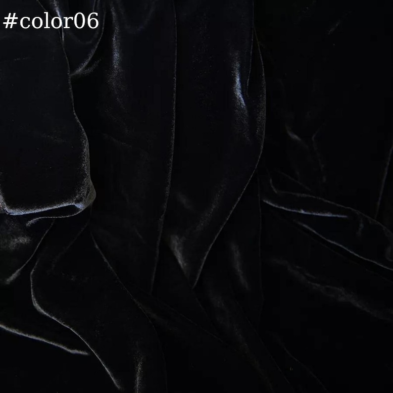 Puede incluir: Primer plano de tela de terciopelo negro con una textura suave y lisa. La tela est&aacute; doblada y drapeada, creando un aspecto lujoso y elegante.