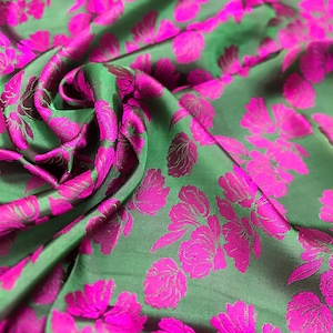 Tessuto MULBERRY SILK tagliato su misura - Seta verde con fiore viola - Tessuto fatto a mano - Fibra organica - Tessuto vintage - Regalo per donna