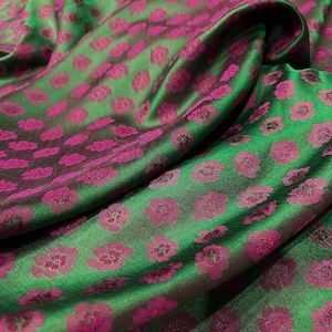 Blommigt mullbärssilketyg på metervara - Grönt siden - Rosa blommönster - Handgjort siden - Vintagetextil - Klädsömnad - Present till henne