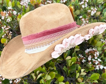 Cowgirlhut, Westernhut, Westernhut Floraler handbemalter Hut, seitlicher Blumenbemalter Hut, handbemalter Blumenhut, handbemalter Fedora