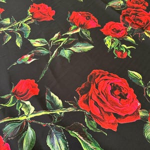 裁縫や工芸品に使える黒と赤の花柄のバラ柄生地