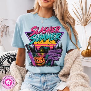 Camiseta de verano estilo slasher, camiseta retro de campamento de terror, Halloween de los 80, camiseta de verano/verano, camiseta de campamento espeluznante, camiseta con estética slasher vintage Chambray