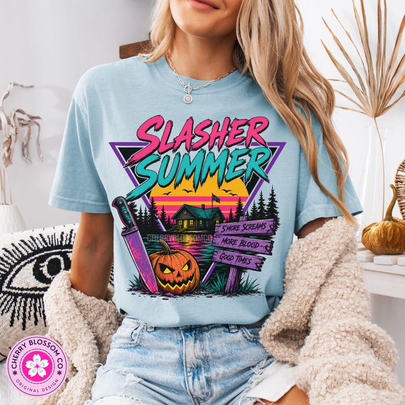 Camiseta de verano estilo slasher, camiseta retro de campamento de terror, Halloween de los 80, camiseta de verano/verano, camiseta de campamento espeluznante, camiseta con estética slasher vintage Chambray