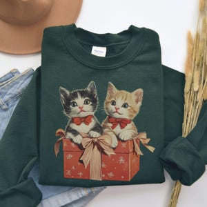 Retro 90&#39;s Christmas Sweatshirt, Cute Cat Christmas Sweatshirt, Vintage Christmas Crewneck, Cat Lover Christmas, Funny Cat Lady Sweatshirt