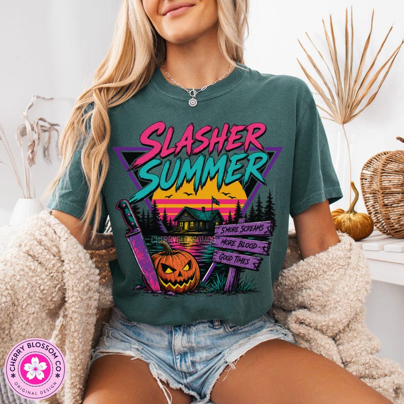 Camiseta de verano estilo slasher, camiseta retro de campamento de terror, Halloween de los 80, camiseta de verano/verano, camiseta de campamento espeluznante, camiseta con estética slasher vintage Blue Spruce