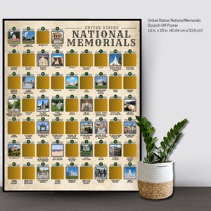 Può includere: Un poster rettangolare da grattare sui monumenti nazionali degli Stati Uniti che misura 40,64 cm per 50,8 cm. Il poster presenta una griglia di quadrati dorati da grattare, alcuni parzialmente rimossi per rivelare immagini di monumenti.