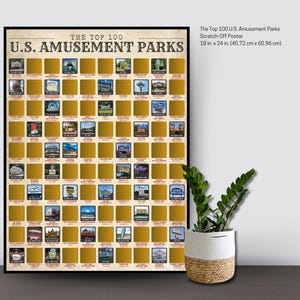 Puede incluir: Un póster rectangular para rascar titulado The Top 100 U.S. Amusement Parks, que mide 45,72 cm por 60,96 cm. El póster presenta una cuadrícula de 100 cuadrados dorados para rascar, cada uno revelando una pequeña imagen y texto de un parque temático.