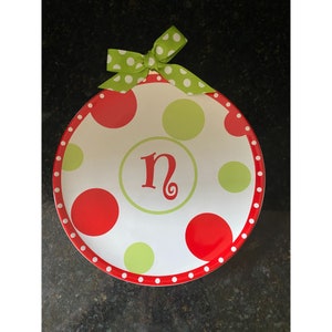 Mud Pie Weihnachtsfeiertags-Monogramm &quot;N&quot; Polka Dot 8 &quot;&quot;Teller