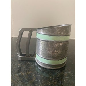 Peneira de farinha Omega Sift-Chine com alça de aperto e listras verdes, cozinha vintage