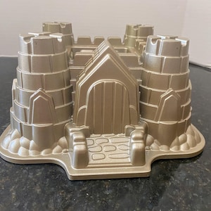 Nordic Ware Castle Bundt Pan, 10 Cups, USA