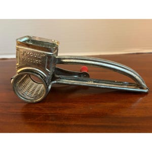 Vintage Franse Mouli handrasp voor kaas en andere etenswaren, met rode knop.