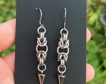 Mini orecchini a cerchio con croce gotica: ciondolo Fleur in acciaio inossidabile