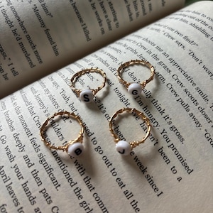Anel de ouro com letra personalizada feminino - Enrolado em arame - Joias personalizadas feitas à mão - Presente para ela, empilhável, anel delicado e moderno com inicial personalizada