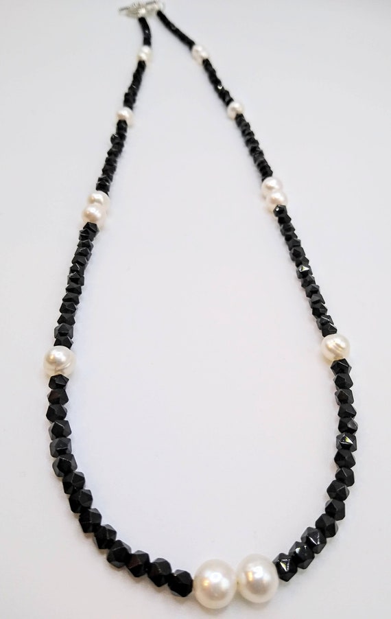 Minamalist Black Onyx Beaded Necklace With White Freshwater
