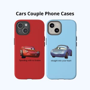 Può includere: Una tazza di ceramica bianca con manico nero e la scritta "But First, Coffee" in grassetto nero. La tazza è posta su uno sfondo sfocato, che suggerisce un'ambientazione accogliente.