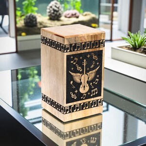 Handgemaakte urn voor gitaarcrematie: gegraveerd beukenhouten gedenkteken, volwassen grootte