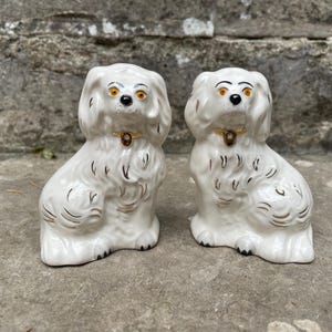 Antika Staffordshirehundar | Royal Doulton Hundar i vintagekeramik | Antika mantelhundar | Vintage Wally-hundar | Staffordshirekeramik från 1930-talet