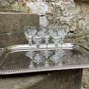 Antike geätzte Kristallweingläser | Set mit 5 Vintage Kristall-Weingläsern | Vintage Weinkelche mit Gravur