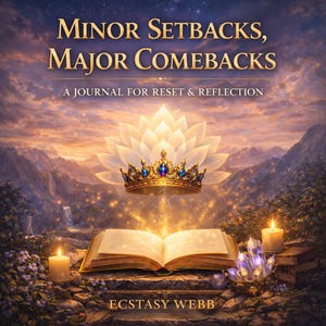 Könnte beinhalten: Digitale Illustration eines Journals mit dem Titel "Minor Setbacks, Major Comebacks" mit Krone, Lotusblume und offenem Buch. Das Bild zeigt Kerzen, Kristalle und den Namen des Autors, Ecstasy Webb, vor einer malerischen Kulisse.