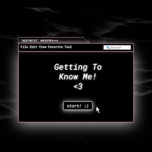Può includere: Un'interfaccia grafica digitale che ricorda una finestra del computer con sfondo nero e testo bianco. L'intestazione recita "AESTHETIC" ARCHIVE e il contenuto principale mostra "Getting To Know Me! <3" sopra un pulsante con scritto "start! :)".