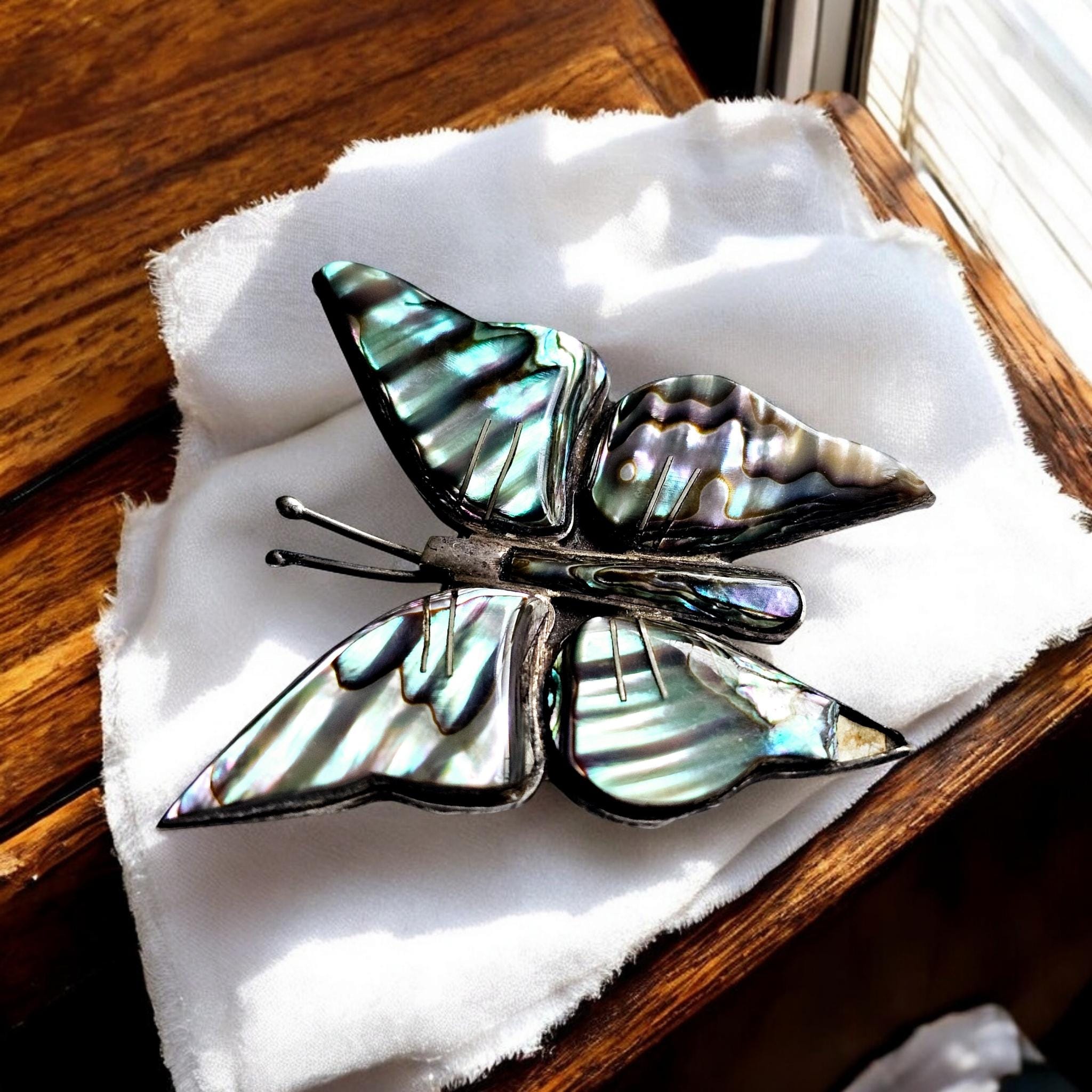 お気にいる Vintage Butterfly Hand Silver and Abalone Inlaid Brooch ライト・ランタン