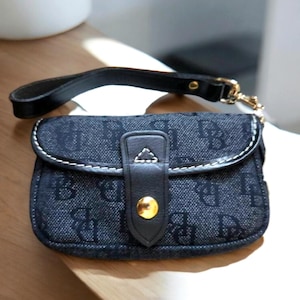 Dooney & Bourke NWT 30º aniversário coleção Charcoal Signature DB Jacquard Wristlet, acabamento em couro preto, alça removível, novo, nunca usado