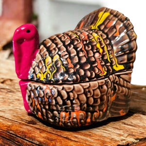 Prato coberto em formato de peru, assinado Studio Pottery