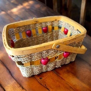 Vintage lattenhouten en geweven verzamelmand appel herfstoogstdecor "zoals het is"