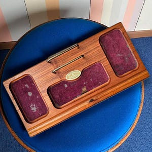 Guarda-roupa de cabeceira vintage para cavalheiros em nogueira e latão, porta-carteira e porta-trocos de bolso, organizador de correspondência de mesa, base para carregamento de celular