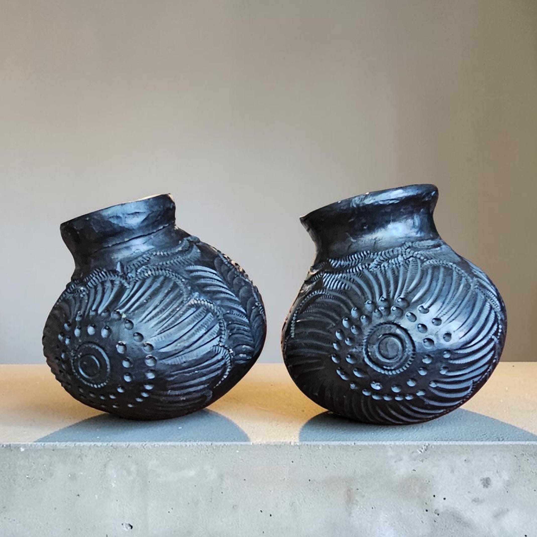 ヴィンテージの黒粘土製ミニ花瓶2個セット、手彫りの美術陶器 - Etsy 日本