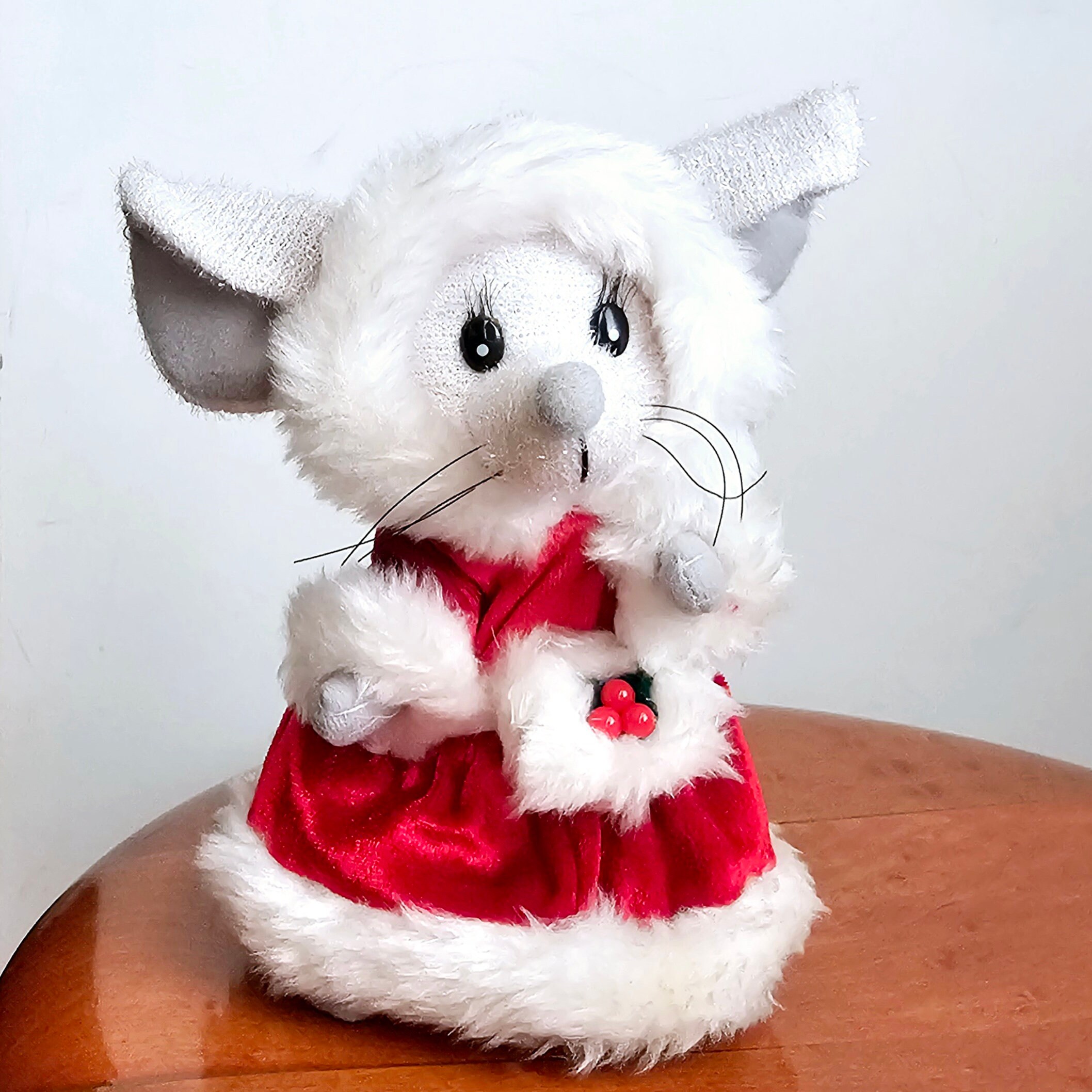 Vtg Musical Christmas Mouse WORKS Animated and Sings 