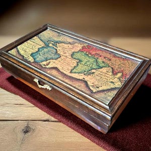 Halverwege de eeuw houten sieraden opbergdoos oude wereldkaart scharnierend deksel rood fluweel gevoerde vakken