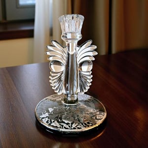 Paden City Glass Co. のシルバーオーバーレイガラスキャンドルスティック マヤバタフライ