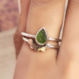 Handgemachter Roher Moldavit Ring: 925 Sterling Silber Tropfen, Tschechischer Meteorit