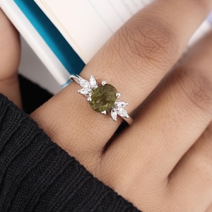 Roher Moldavit Sterlingsilber-Ring: Grüner Kristallmeteorit-Schmuck