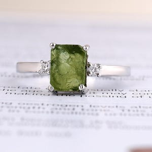 Roher Moldavit Verlobungsring: Sterling Silber Meteorit Ring im Smaragdschliff
